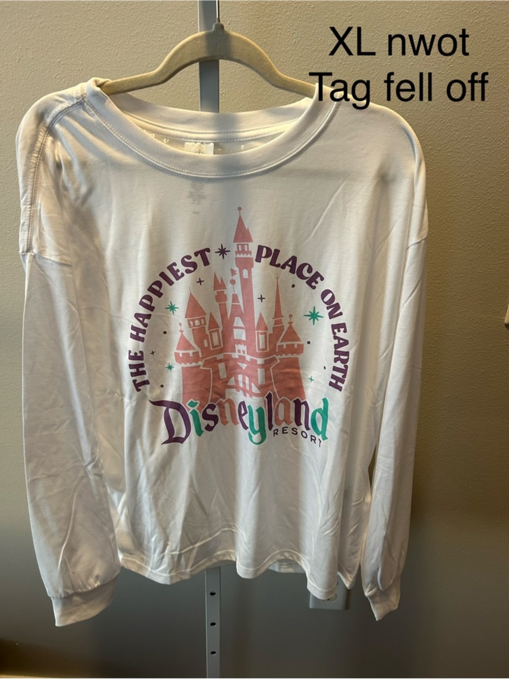 Disneyland happiest place on earth long sleeve Xl nwot tag fell off